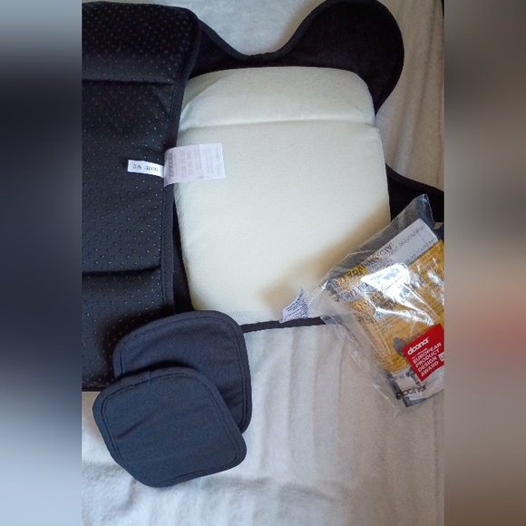 Doona Infant Insert For CarSeat, Black. Set. Insert, Seat Protector&Seatbelt Pad - Picture 3 of 3